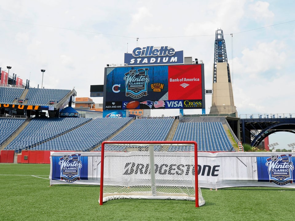 Ein Eishockey-Tor auf dem Rasen des Football-Stadions.