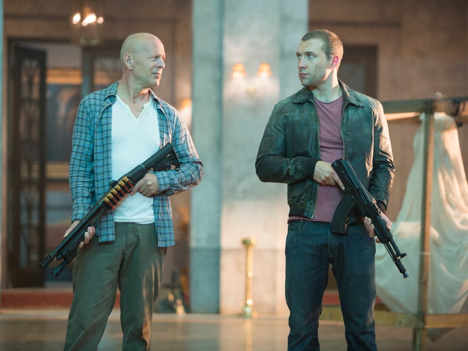 Zwei Männer mit grossen Waffen, einer davon Bruce Willis.