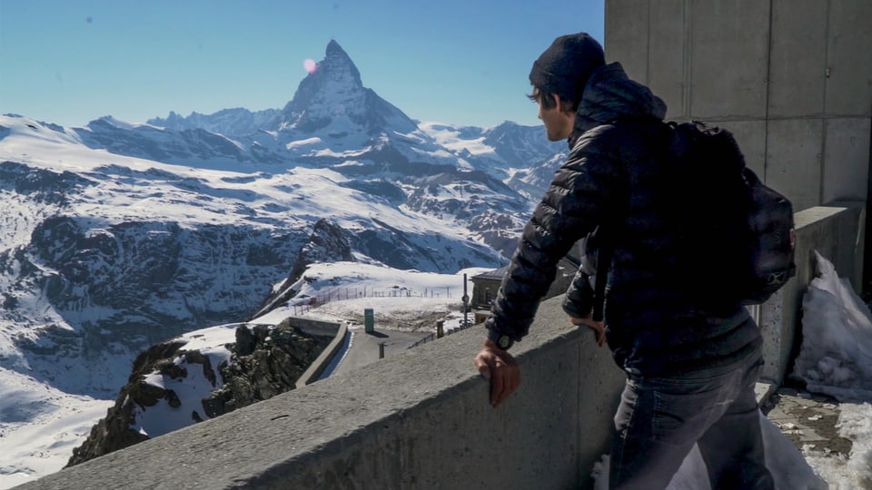 Matthias Lüscher schaut aufs Matterhorn.