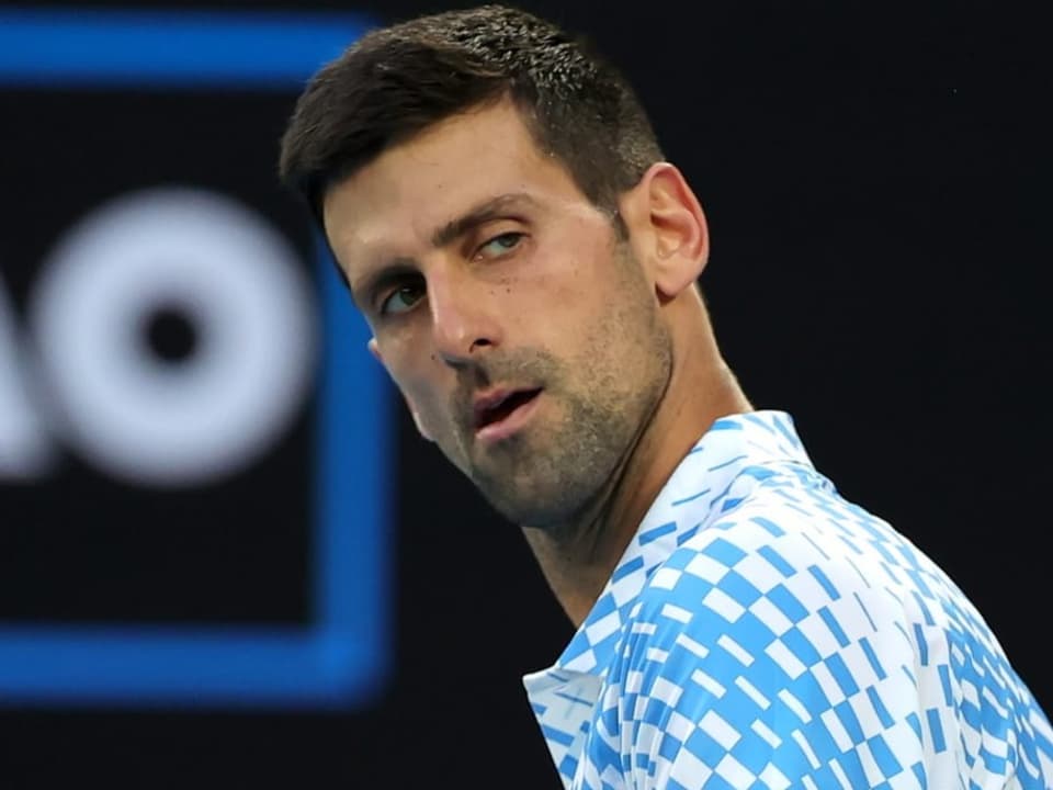 Er schielt schon einmal auf die nächste Runde Novak Djokovic mit konzentriertem Blick.