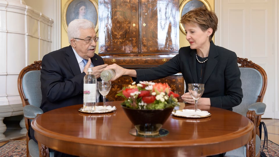 Abbas und Sommaruga sitzen zusammen an Tisch