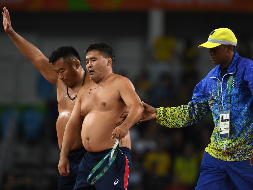 Zwei mongolische Trainer protestieren mit nacktem Oberkörper
