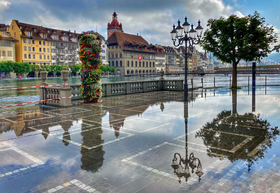 Platz in Luzern mit Hochwasser, das an Venedig erinnert. 
