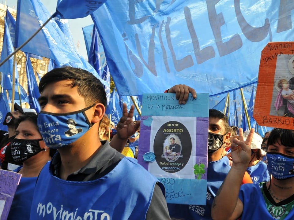 Menschen protestieren in Argentinien