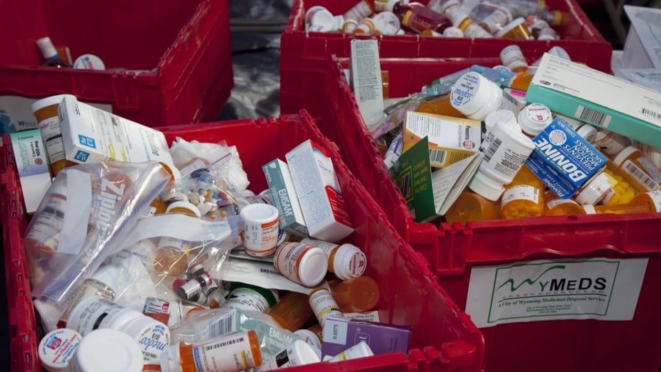 Rote Kisten gefüllt mit nicht gebrauchten oder abgelaufenen Medikamenten.e
