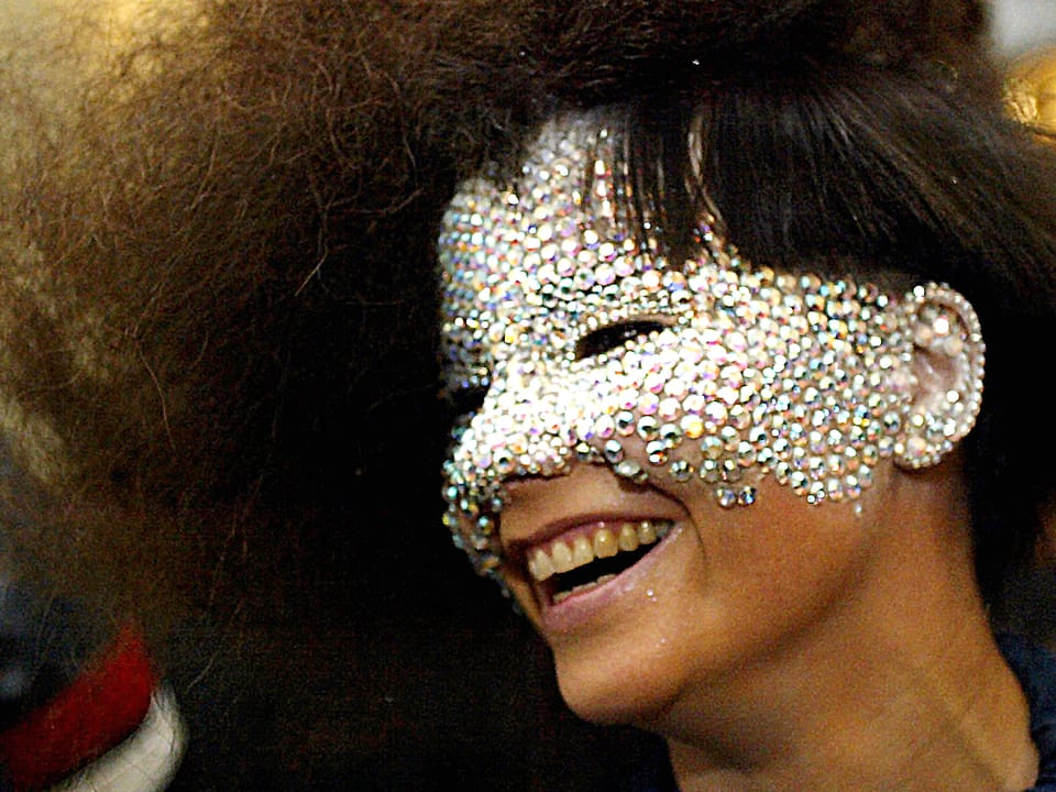 Björk mit glitzernder Maske.