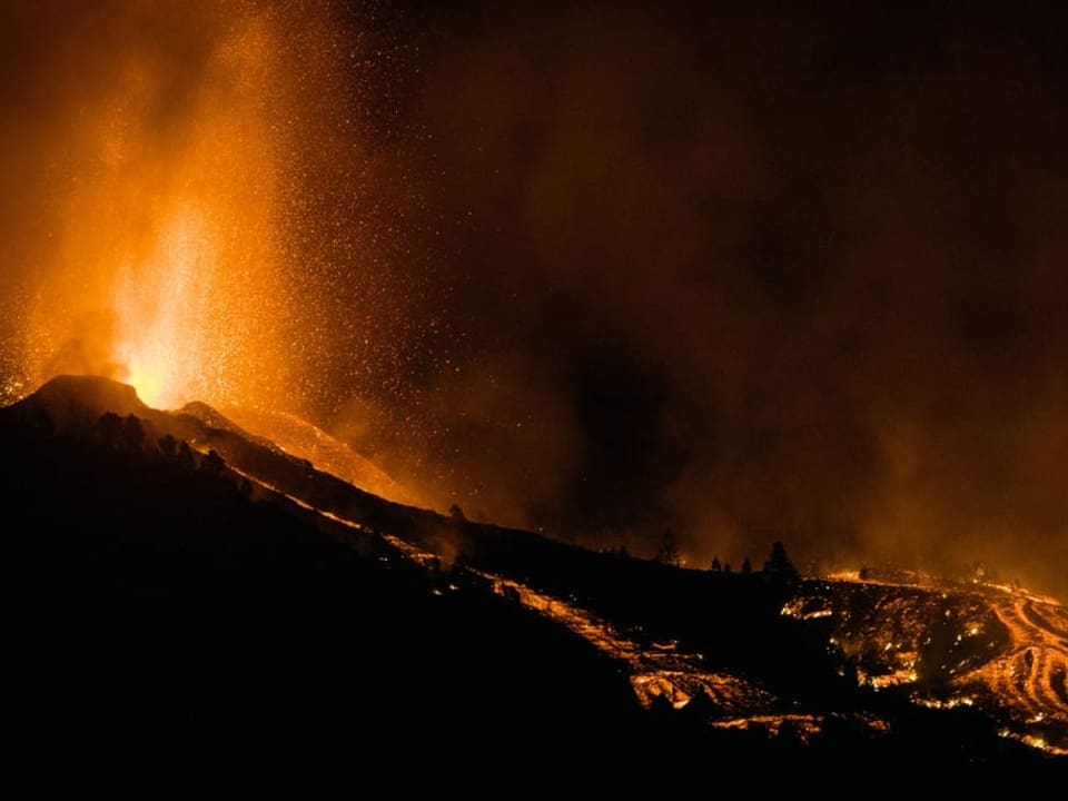 Lava läuft den Berg herunter