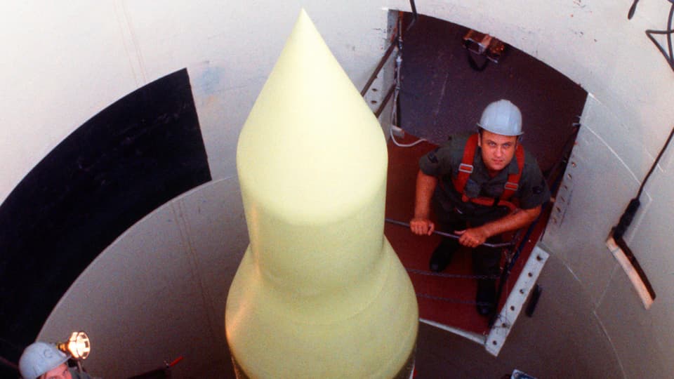 Ein Arbeiter in einem Silo an der Spitze einer Rakete