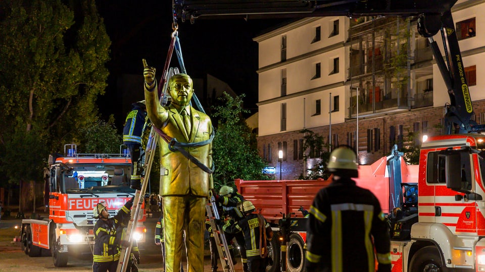 Bronze-Statue von Erdogan und Feuerwehrleute