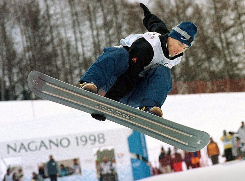 Gian Simmen wird erster Snowboard-Olympiasieger in der Half-Pipe.