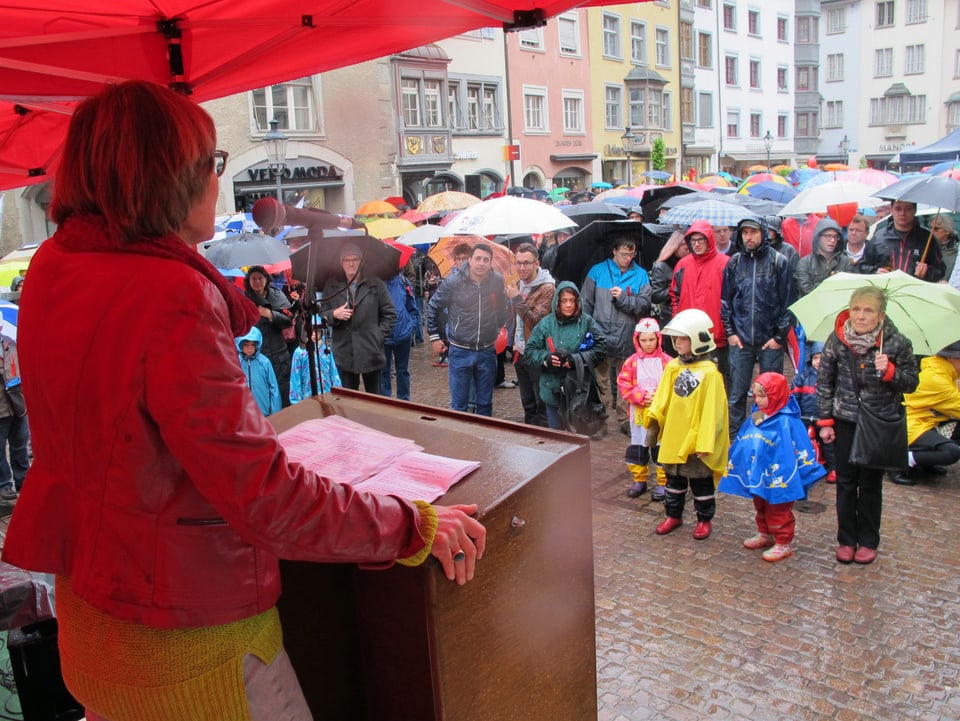 Martina Munz, SP-Nationalrätin, spricht vom Rednerpult auf dem Fronwagplatz zu den Demoteilnehmenden.