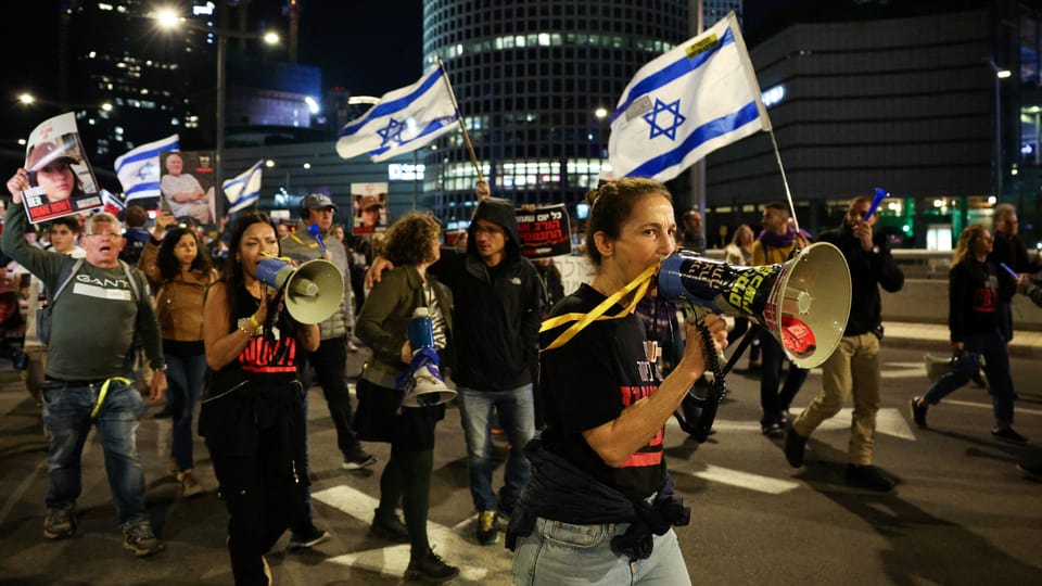 Menschen demonstrieren in Tel Aviv.