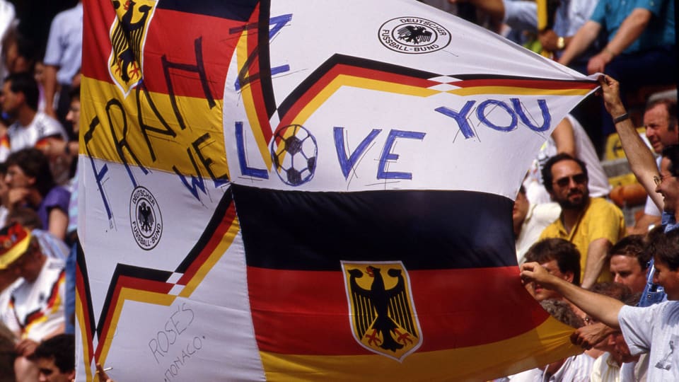 Fans halten an der WM 1990 ein Plakat für Beckenbauer hoch.