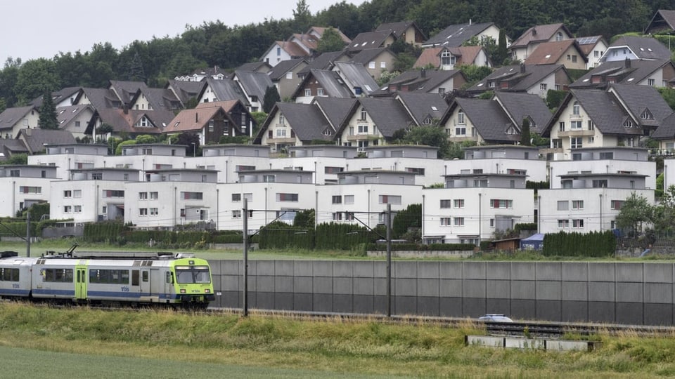 Ein BLS-Zug fährt durch ein Dorf