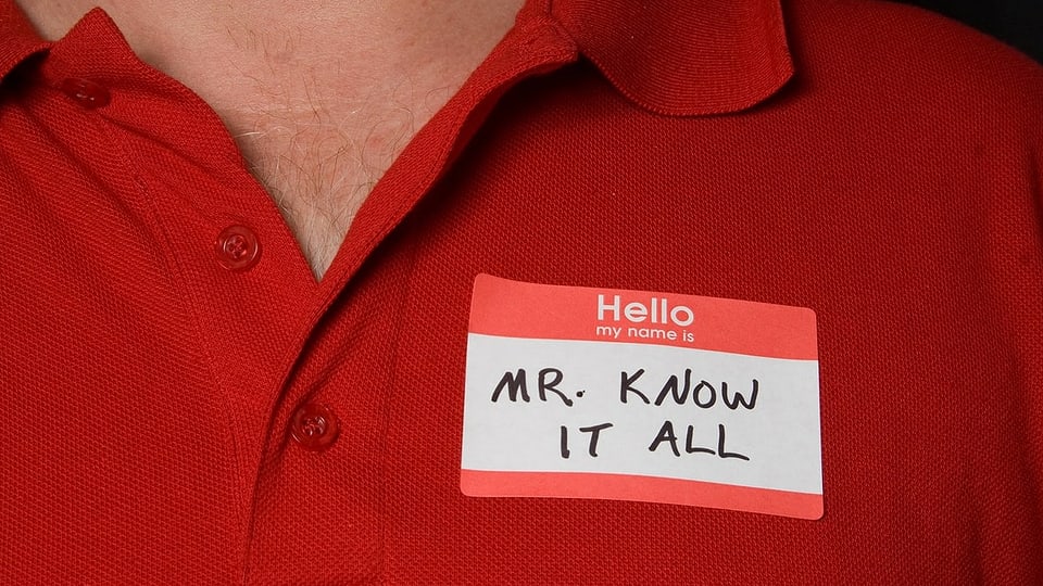 Rotes T-Shirt mit der Aufschrift: Hello, may name is mr know it all