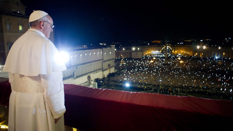 Papst Franziskus blickt nach seiner Wahl auf das Volk auf dem Petersplatz.