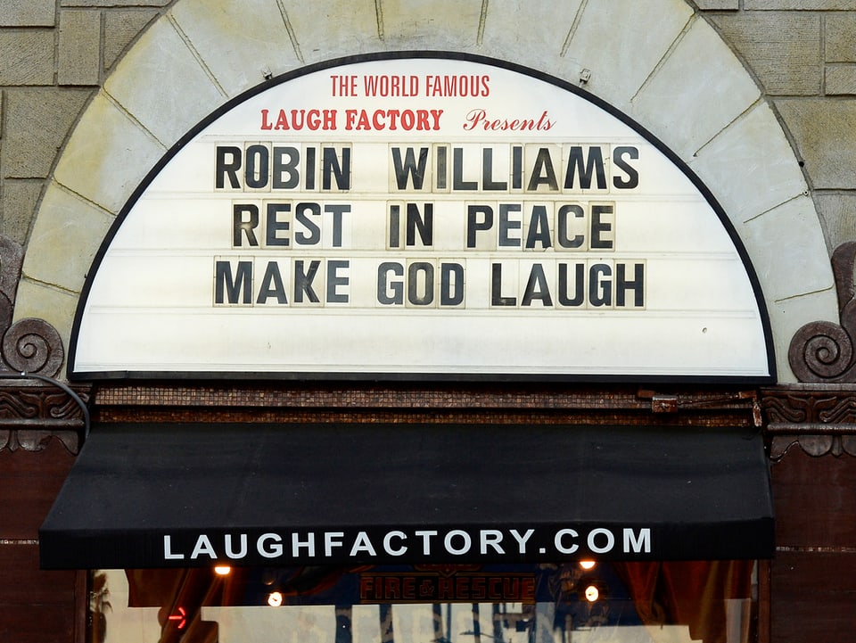 Über dem Eingang der Laughfactory steht geschrieben: «Robin Williams, rest in peace, make God laugh»