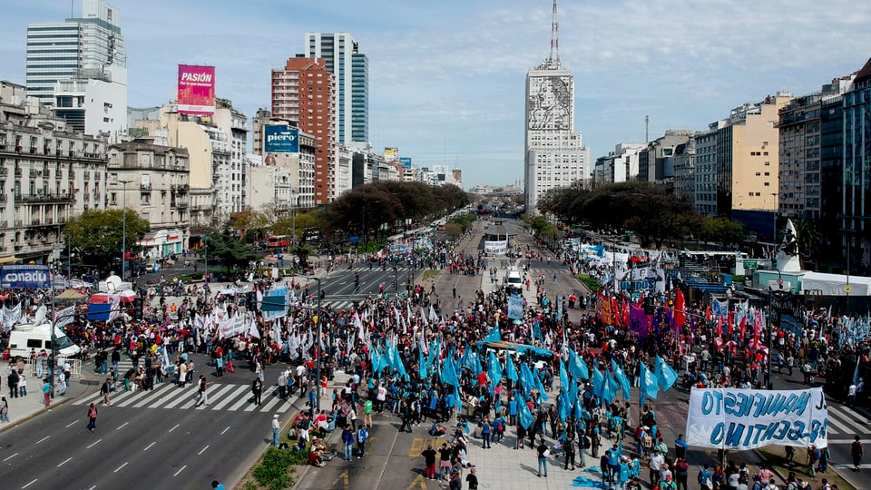 Buenos Aires; Die Gewerkschaften haben zum 36-stündigen Generalstreik am Montagmittag aufgerufen.