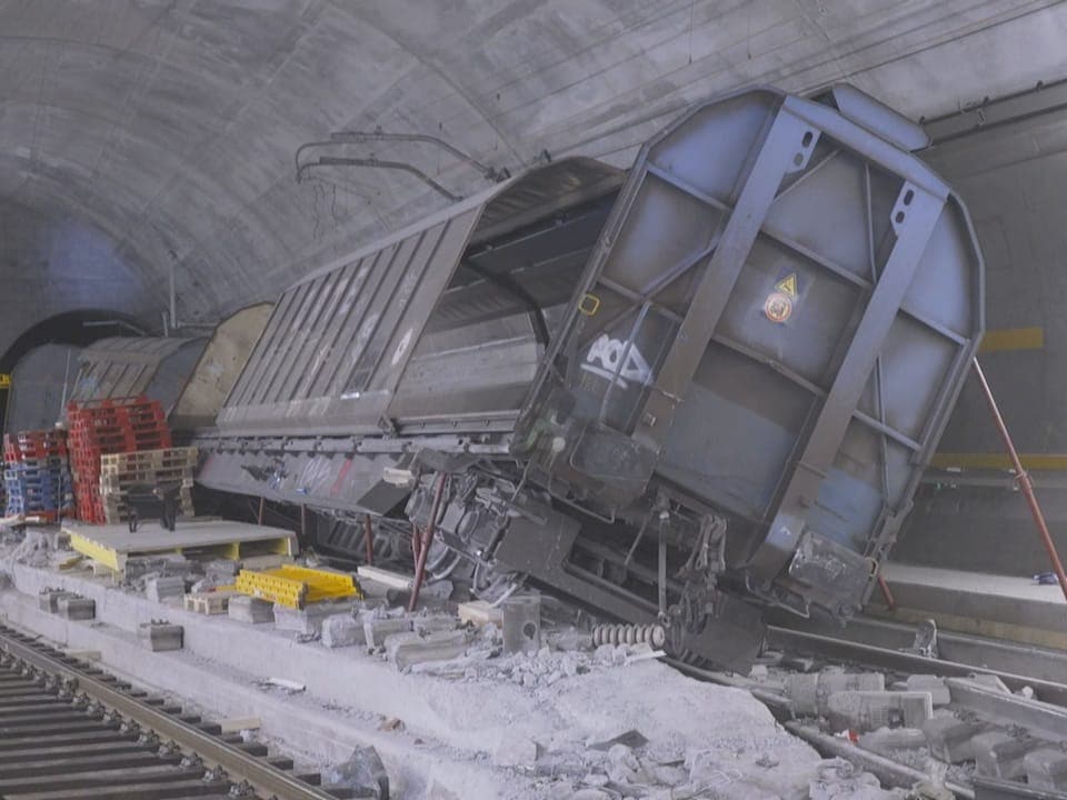 Entgleister Zug in beleuchtetem Tunnelstollen