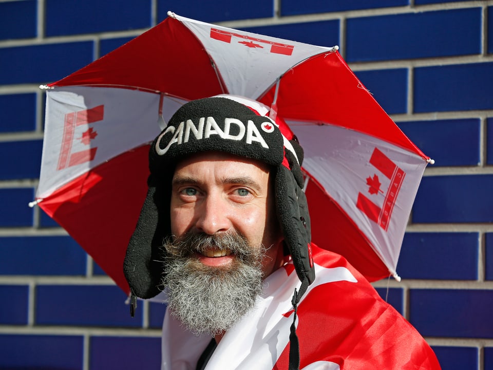 Kanadischer Fan mit Schirmmütze