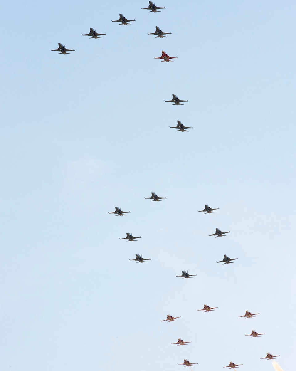 24 F-5 Tiger-Jets bilden zusammen eine Zahl «100».