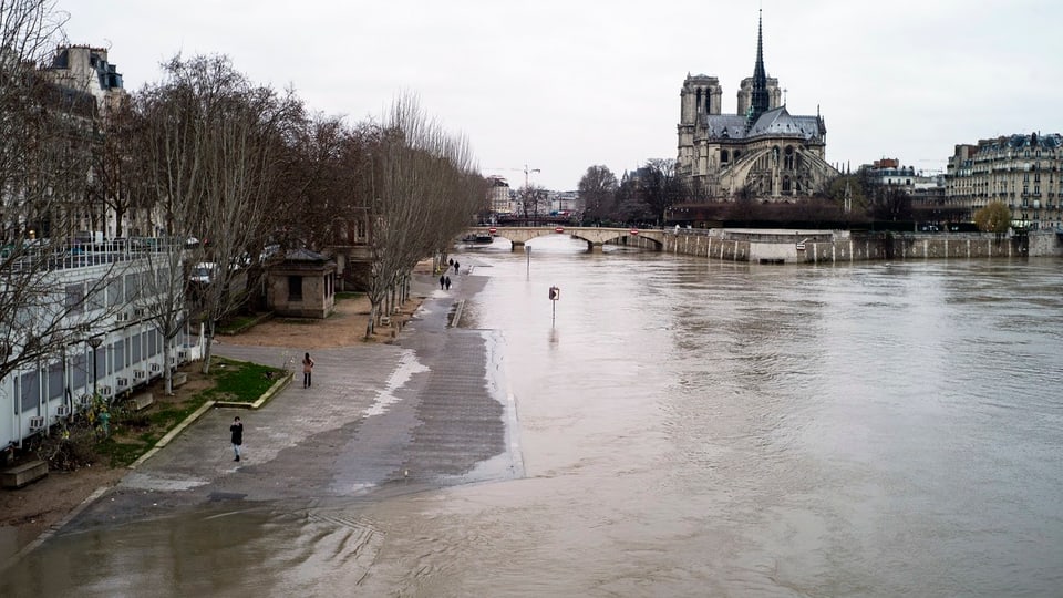 Ufer der Seine gesperrt - Paris rüstet sich für Hochwasser - News - SRF
