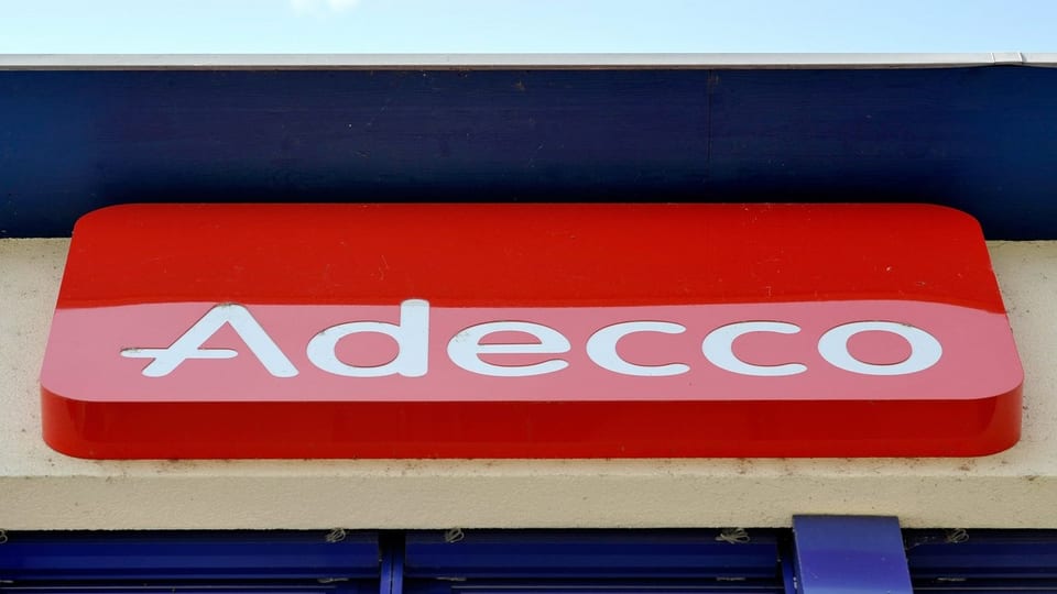 Adecco-Logo an einem Haus