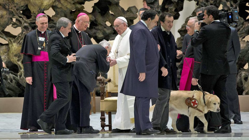 Der Papst begrüsst Journalisten der Weltpresse im Vatikan. (keystone)