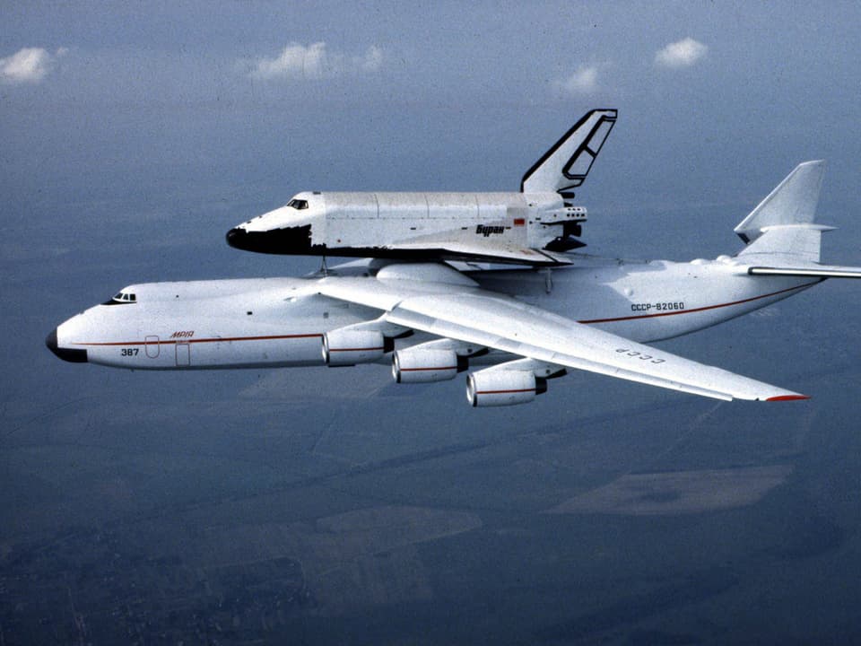Antonov transportiert im Flug die Raumfähre Buran