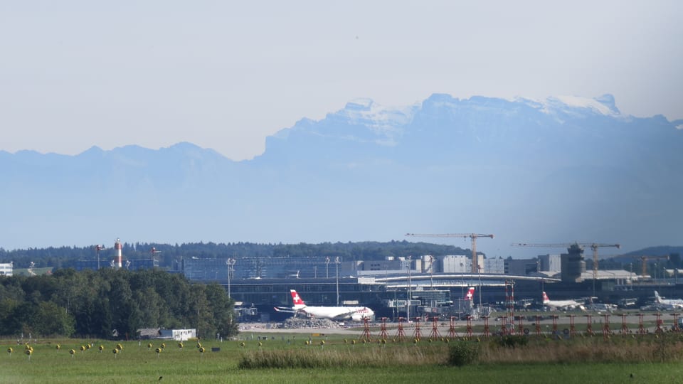 Flughafen Zürich, im Hintergund Berge