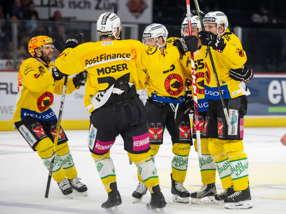 Der SC Bern bejubelt einen Treffer