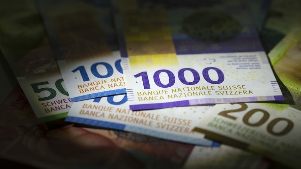 Verschiedene Schweizer Banknoten liegen übereinander.