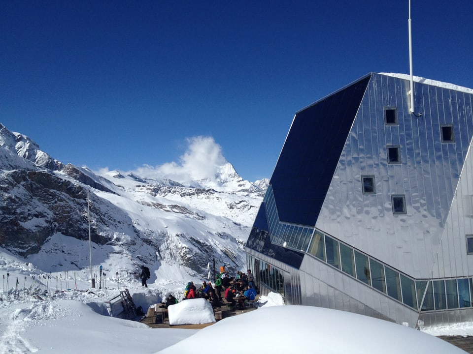 Monte-Rosa-Hütte, im Hintergrund das Matterhorn.