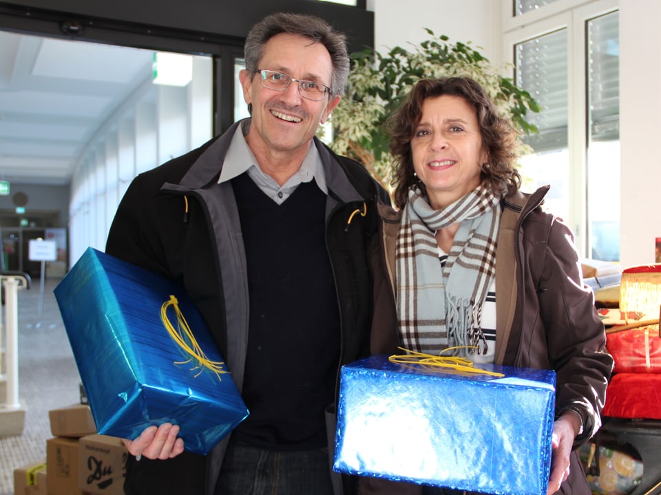 Kurt Schmid und Judith Kuster mit ihren Paketen.