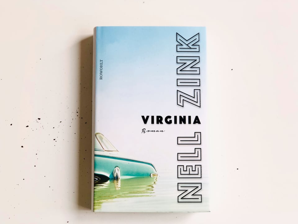 «Virginia» von Nenll Zink liegt auf einem weissen Tisch. Rundherum liegen Kekskrümel