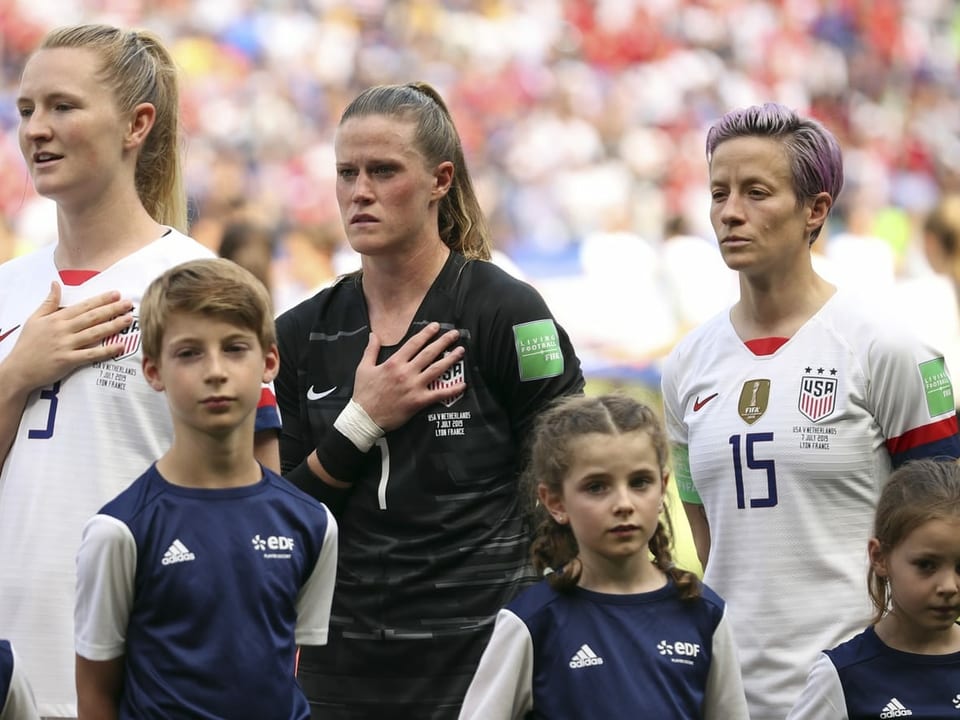 Das US-Frauenteam bei der Hymne an der WM 2019