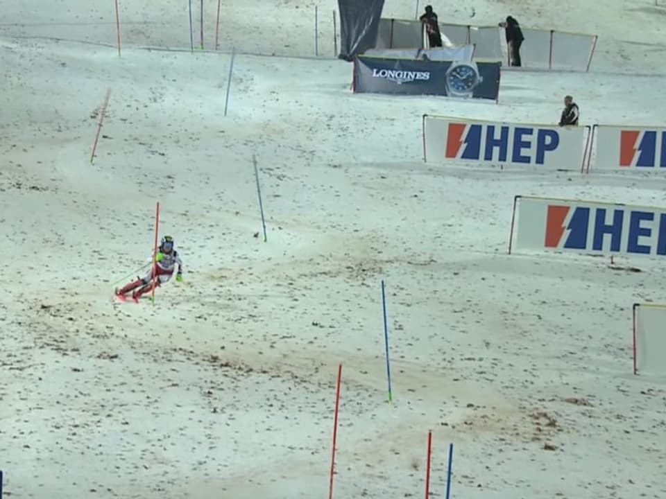 Gar nicht mal so winterlich Die mit Blättern übersäte Piste am Bärenberg.