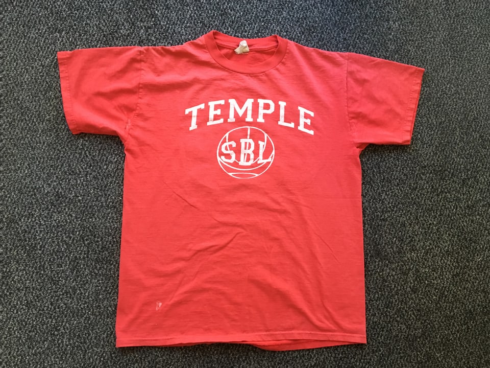 rotes Temple Shirt