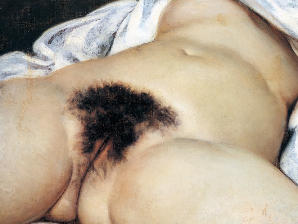 Detailansicht einer liegenden Person mit Fokus auf den oberen Gesässbereich, bedeckt von einem weissen Tuch.
