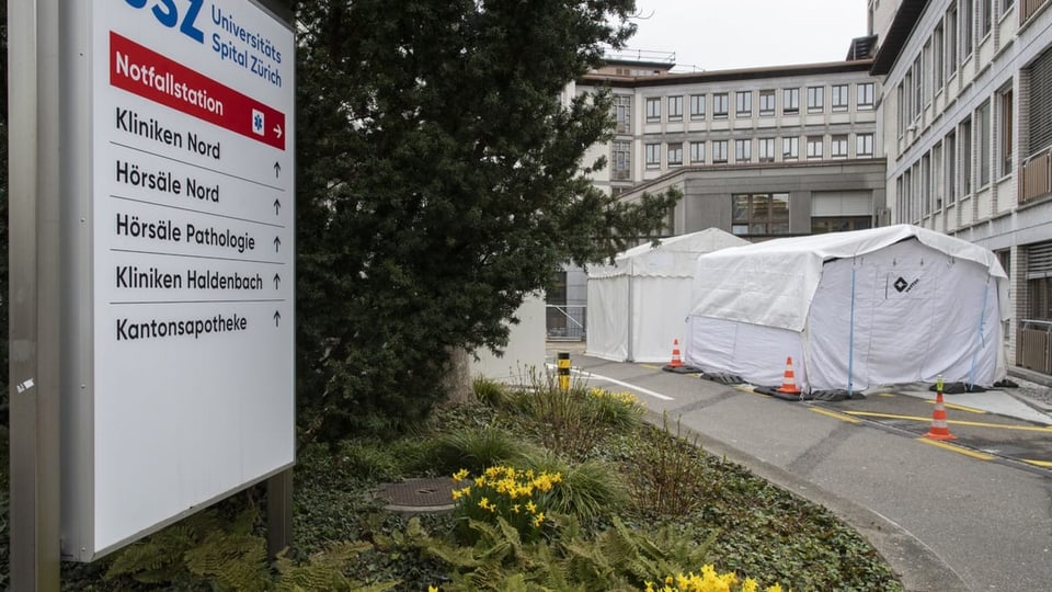 Zwei Coronatestzentren vor dem Unispital Zürich