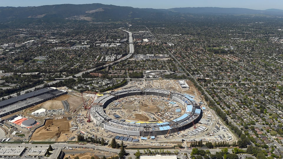 Luftaufnahme des Silicon Valley, im Vordergrund das kreisrunde Apple-Gebäude, das sich noch im Bau befindet.