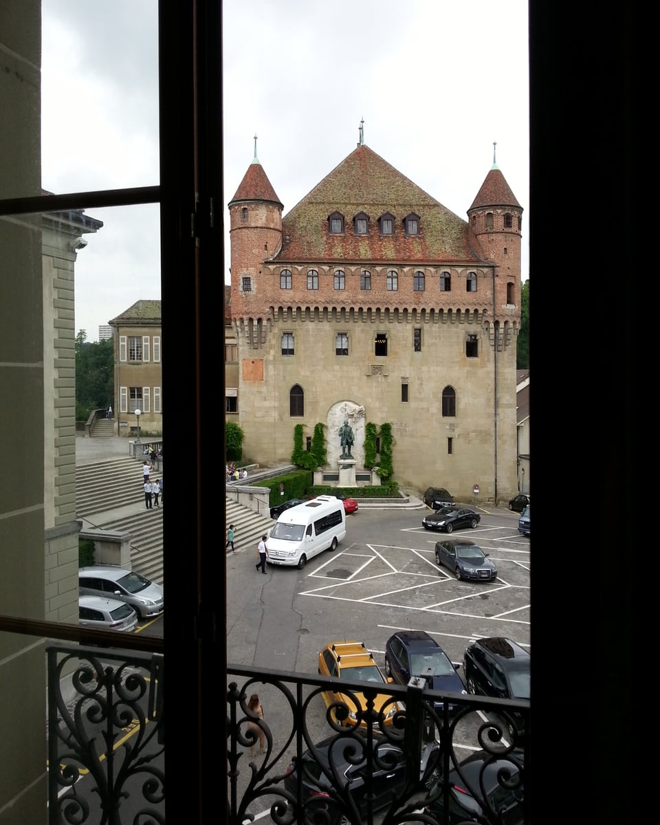 Blick  aus dem Fenster auf Schloss