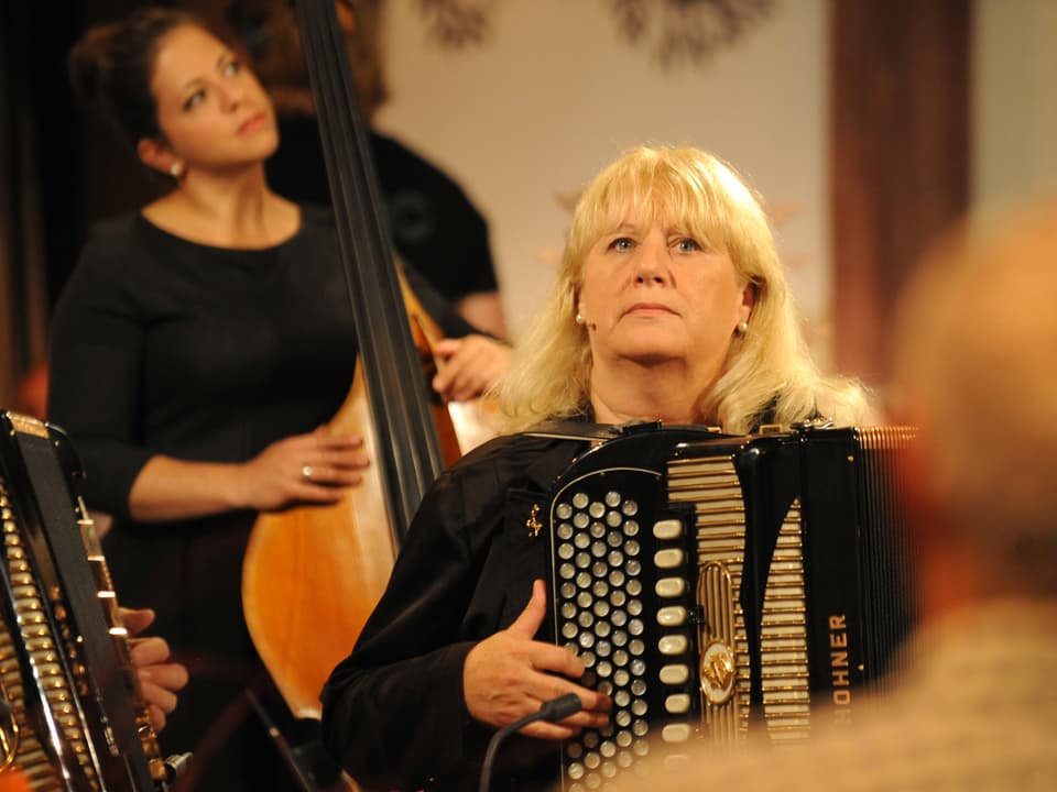 Heidi Wachter spielt Akkordeon, im Hintergrund ist Martina Rohrer am Kontrabass zu sehen