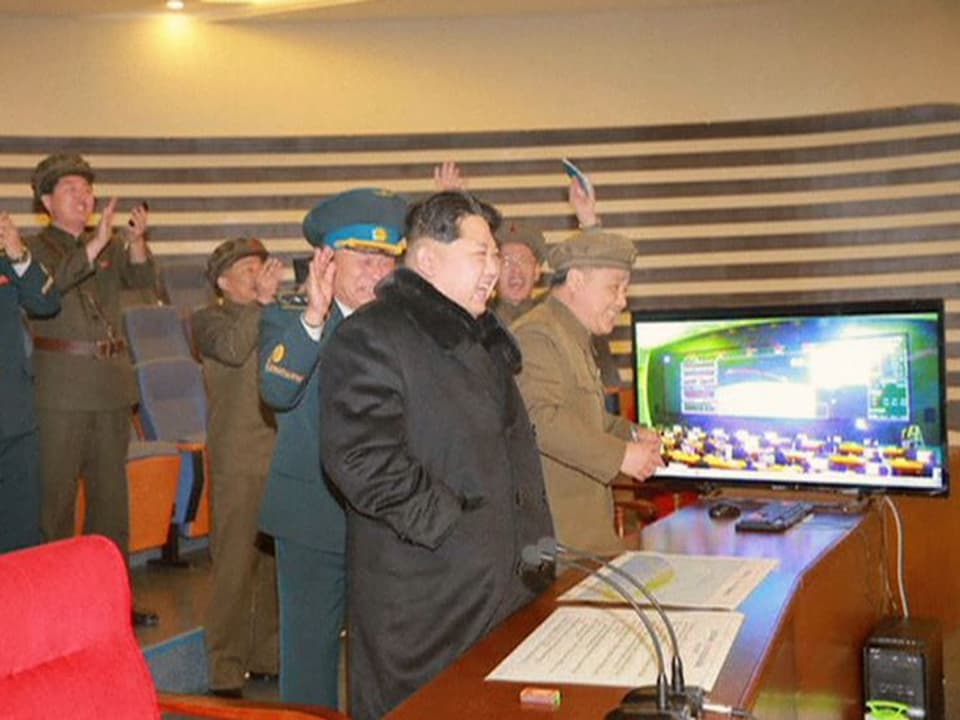 Kim Jong Un und Militärs klatschen im Kontrollraum