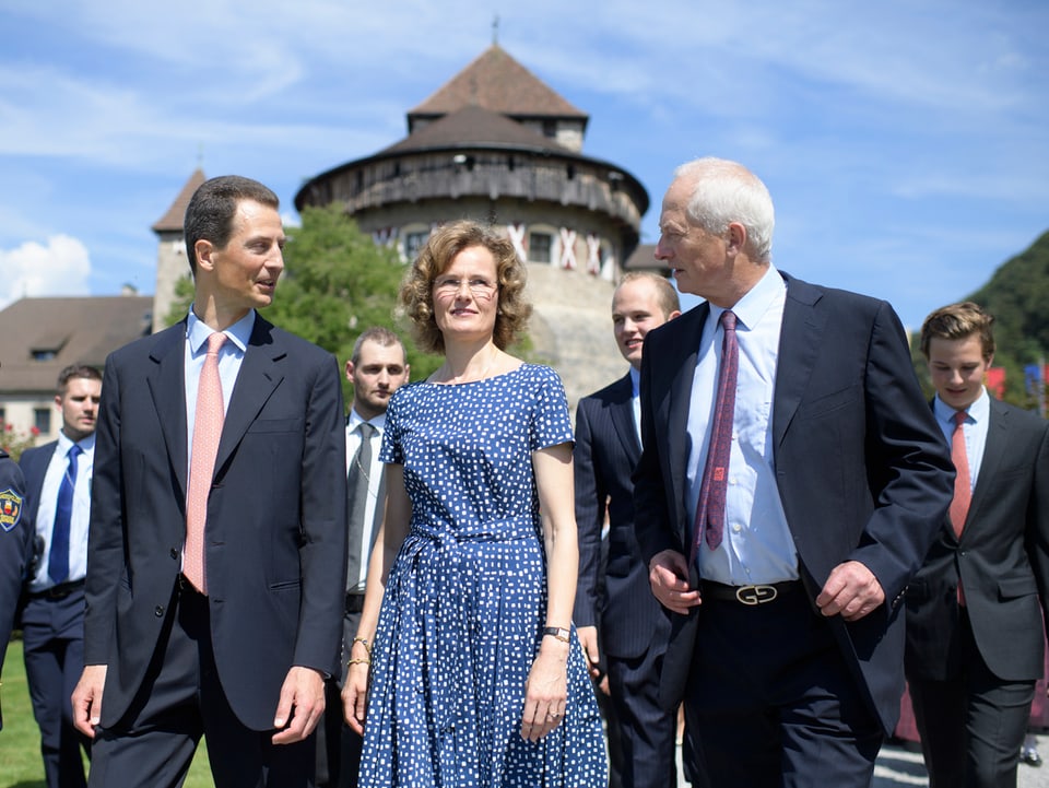 Die Fürstenfamilie auf der Schlosswiese in Vaduz.