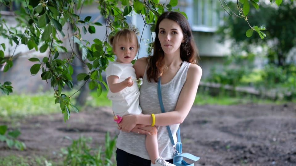 Anastasia Rudnizka mit ihrer Tochter.