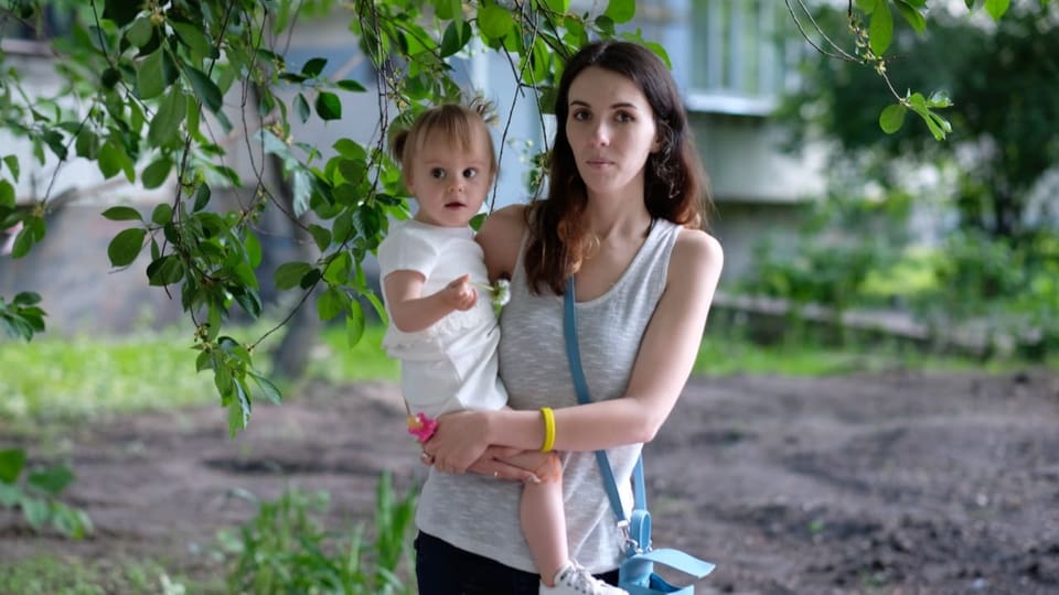 Anastasia Rudnizka mit ihrer Tochter. 