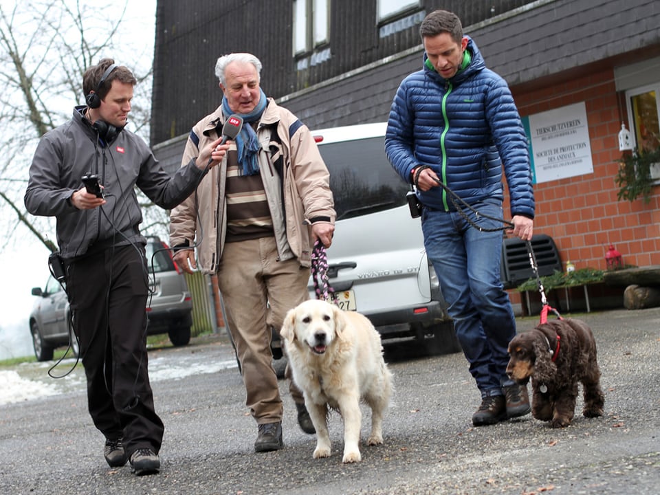 V.l.n.r: Samuel Schmid, Ernest Schweizer und Adrian Küpfer mit zwei Hunden an der Leine.