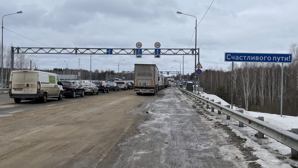 Fahrzeuge stehen an einem russischen Grenzübergang.