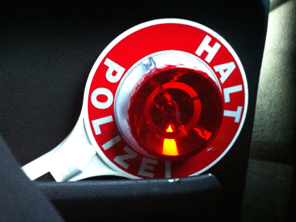 Kelle mit roter LAmpe und der Aufschrift "HALT POLIZEI"